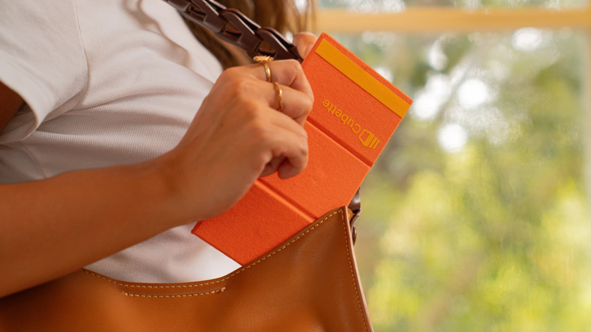 Organizador plegable Cubette guardándose en un bolso