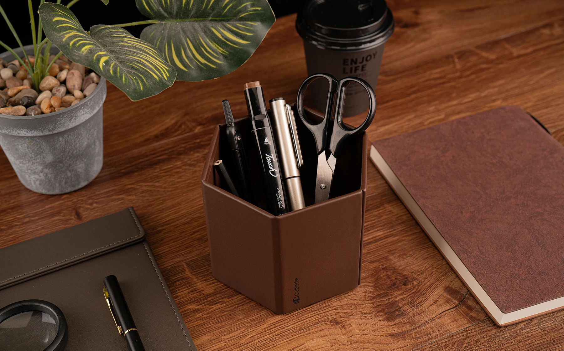 Accesorios de escritorio en cuero vegano para espacios de trabajo elevados